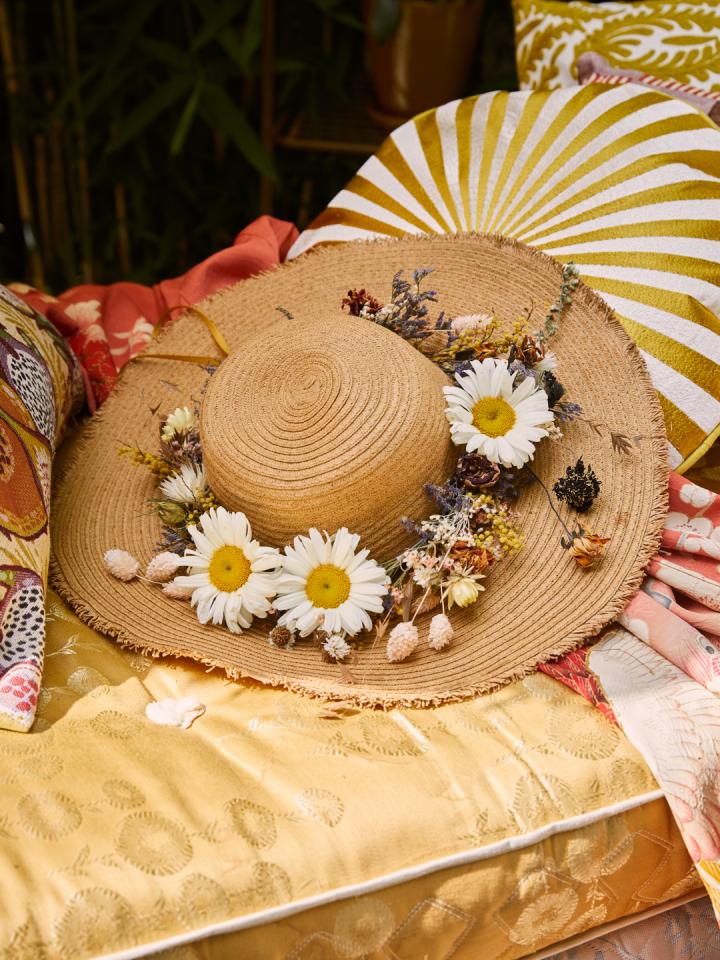 WEB_flowerhat__C9A8642brightbreezy_